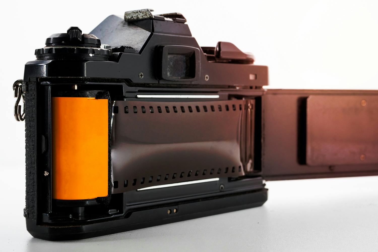 Film i analogkamera. Bagsiden af kameraet åbnes, når filmen skal sættes i eller tages ud.